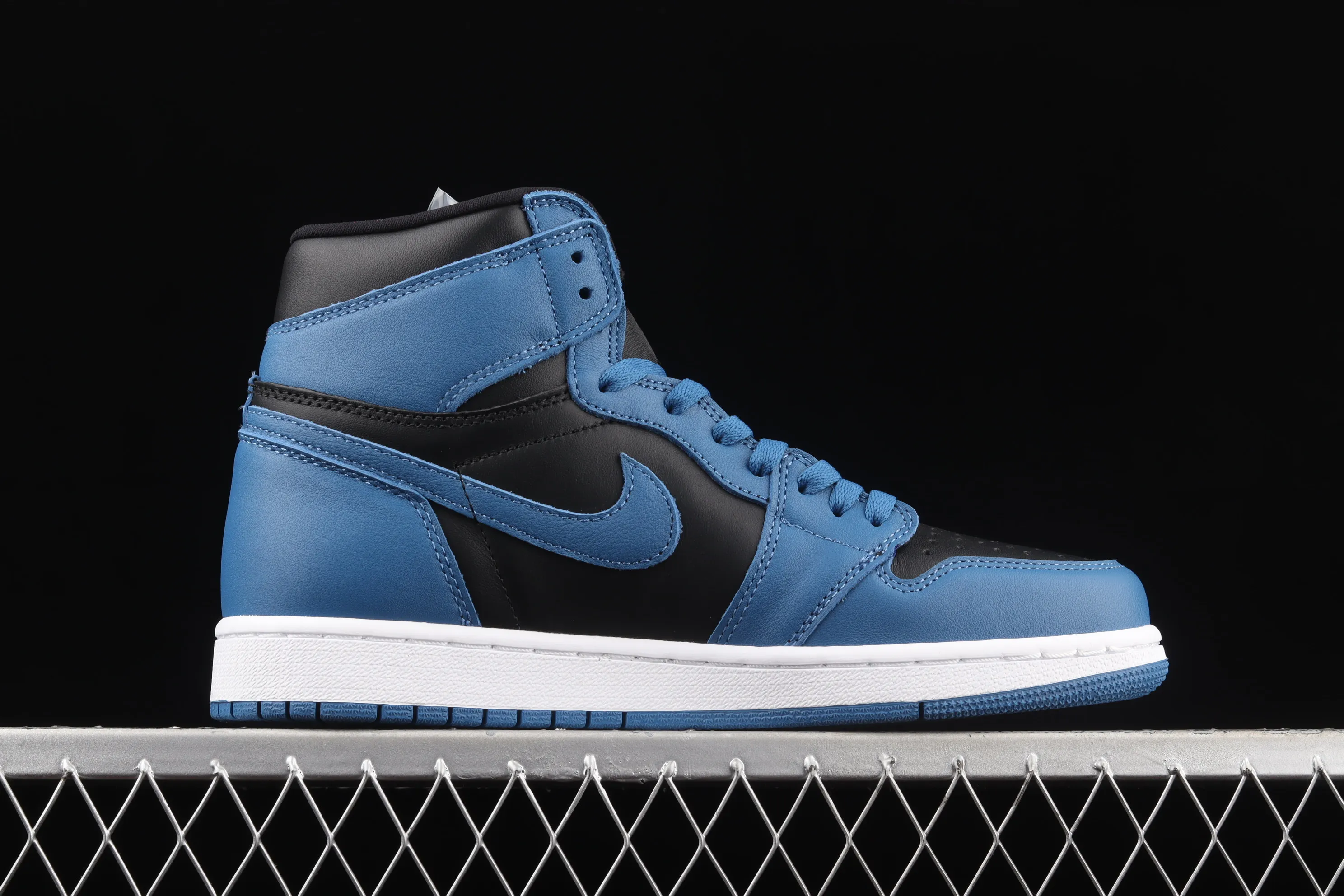 All categories Air Jordan Jordan series basketball shoes Air Jordan 1 High L version Air Jordan AJ1 High Retro AJ1 Joe 1 Royal Blue 2.0 high-top basketball shoes 555088-404
